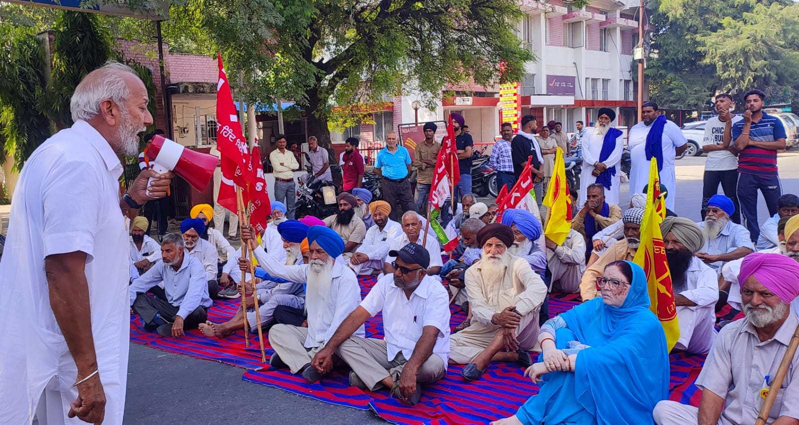 धान का उठाव नहीं होने से नाराज किसानों ने चक्का जाम कर दिया